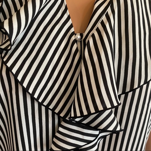 Karl Lagerfeld Oversized Ruffle Top with Cap Sleeves Size Small - Picture 5 of 15